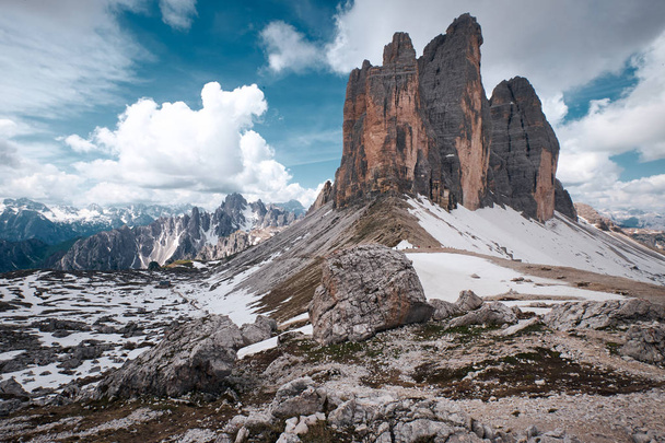 A paisagem em torno de Tre Cime di Lavaredo, Dolomites, Itália
 - Foto, Imagem