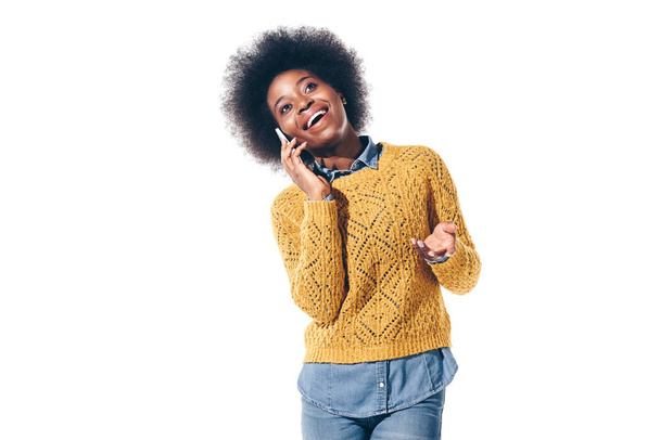 belle afro-américaine fille parler sur smartphone, isolé sur blanc
 - Photo, image