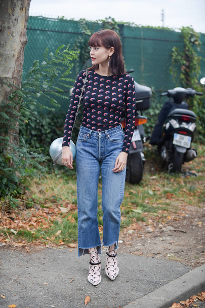Una donna alla moda posa per street snap durante la Paris Fashion Week Womenswear Spring / Summer 2020 a Parigi, Francia, 24 settembre 2019
. - Foto, immagini