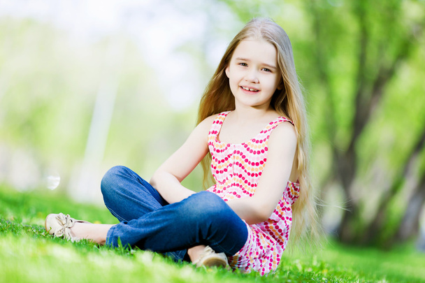 Little girl in park - Foto, imagen