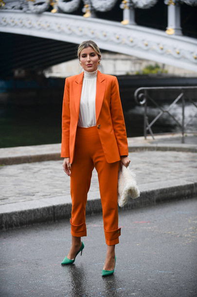 Trendikäs nainen poseeraa katukuvassa Pariisin muotiviikon aikana Naisten kevät / kesä 2020 Pariisissa, Ranskassa, 24 syyskuu 2019
. - Valokuva, kuva
