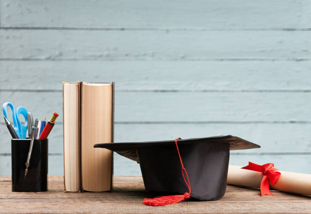 Sombrero de graduación, libros y diploma
  - Foto, imagen