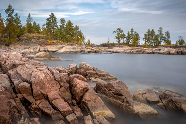otoño en el lago Ladoga. Islas en el lago Ladoga. Karelia. Rusia
 - Foto, Imagen