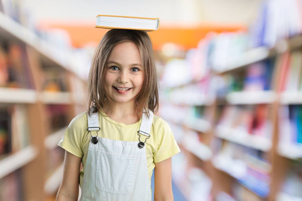 young girl in library store - Foto, Imagen