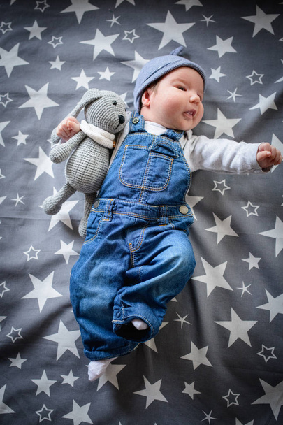 Kind auf einem Hintergrund des Sternenhimmels. kleiner Junge auf einem Hintergrund des Sternenhimmels mit Sternen. Draufsicht, flache Lage - Foto, Bild