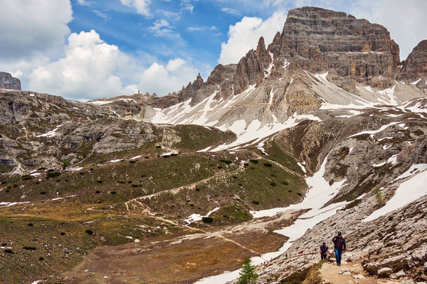 El paisaje alrededor de Tre Cime di Lavaredo, Dolomitas, Italia
 - Foto, imagen