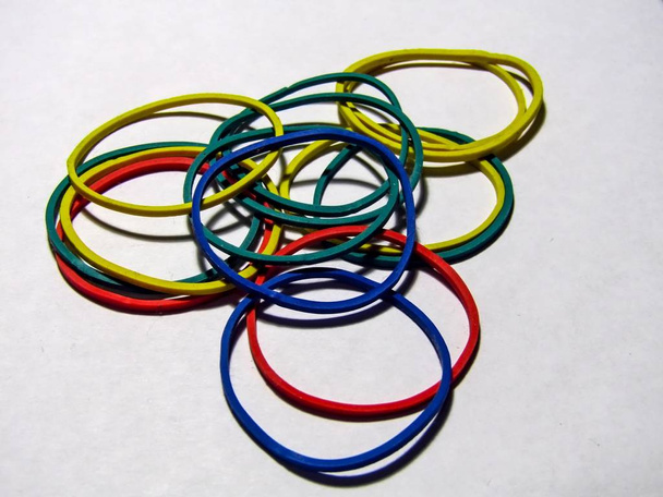 Gekleurde elastische elastiekjes op witte ondergrond. foto - Foto, afbeelding