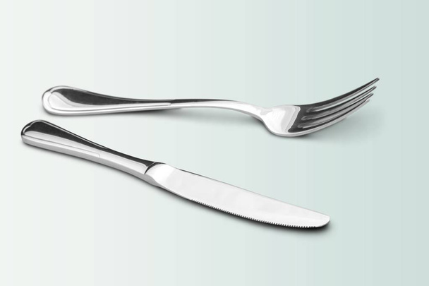 Forchetta e coltello su fondo grigio
 - Foto, immagini