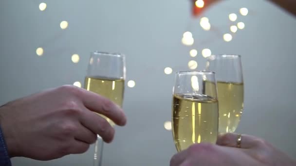Mensen klinkende glazen met champagne, Nieuwjaar achtergrond. - Video