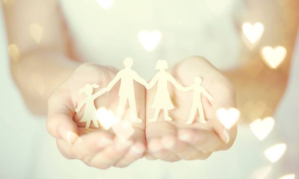 Концепція любові та стосунків, паперова сім'я в руках
 - Фото, зображення