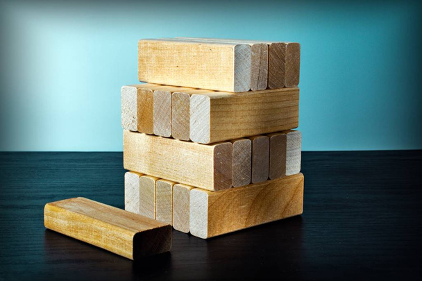 fából készült blokkok egy verem. a növekedési folyamat sikere. - Fotó, kép