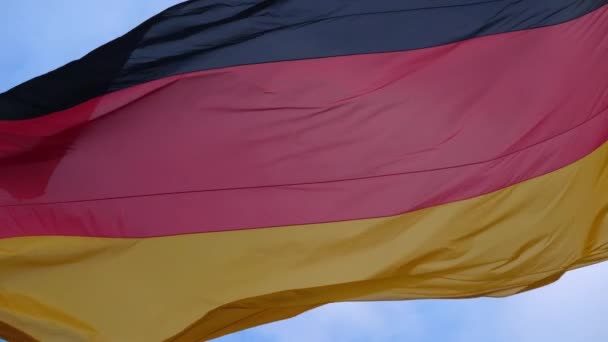 Στιγμιαία κίνηση βίντεο της γερμανικής σημαίας στον άνεμο. - Πλάνα, βίντεο