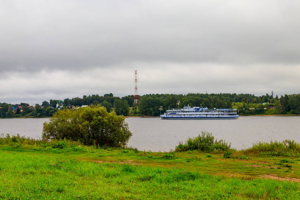 Yolcu gemisi Rusya 'nın Yaroslavl kentindeki Volga nehrinden geçiyor. - Fotoğraf, Görsel