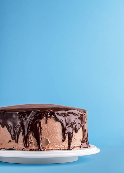 Syntymäpäivä kakku suklaa lasite tippuu
 - Valokuva, kuva