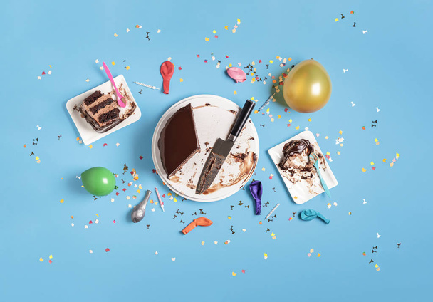 Bolo de chocolate e mesa de decoração de festa. Celebrando aniversário
  - Foto, Imagem