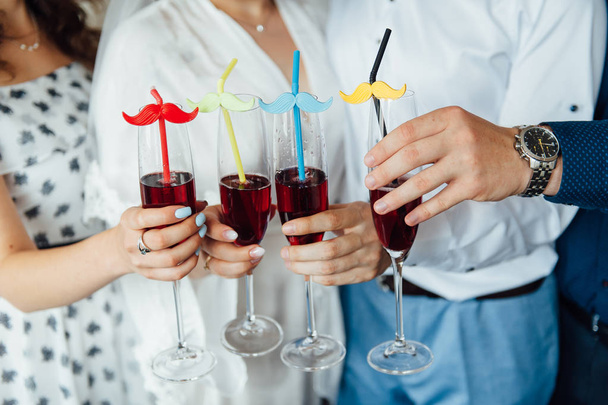 groupe de personnes touchent verres à champagne et cocktails
 - Photo, image