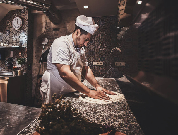 Koch kocht Pizza in der Restaurantküche - Foto, Bild
