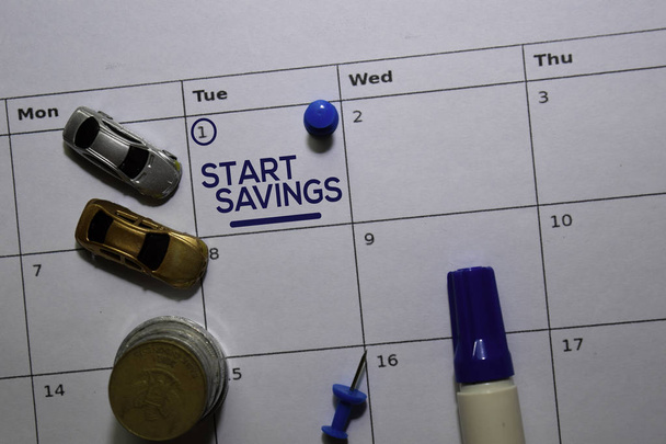 Start Tekst oszczędności na białym tle kalendarza. Przypomnienie lub koncepcja harmonogramu - Zdjęcie, obraz