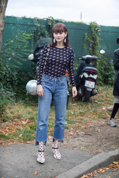 Una mujer de moda posa para la foto de la calle durante la Semana de la Moda de París Ropa de mujer Primavera / Verano 2020 en París, Francia, 24 de septiembre de 2019
. - Foto, Imagen