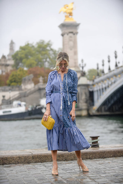 Una mujer de moda posa para la foto de la calle durante la Semana de la Moda de París Ropa de mujer Primavera / Verano 2020 en París, Francia, 24 de septiembre de 2019
. - Foto, imagen