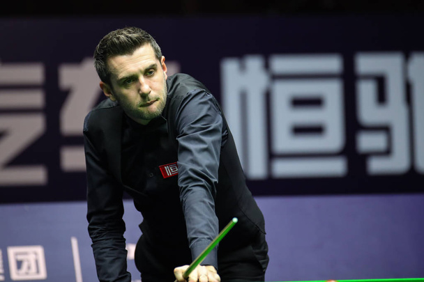 Mark Selby of England considers a shot to Shaun Murphy of England at the semifinal of 2019 China Championship in Guangzhou city, south China's Guangdong province, 28 September 2019 - Zdjęcie, obraz