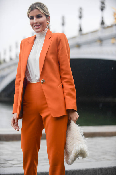 A trendy woman poses for street snap during the Paris Fashion Week Womenswear Spring/Summer 2020 in Paris, France, 24 September 2019. - Foto, imagen