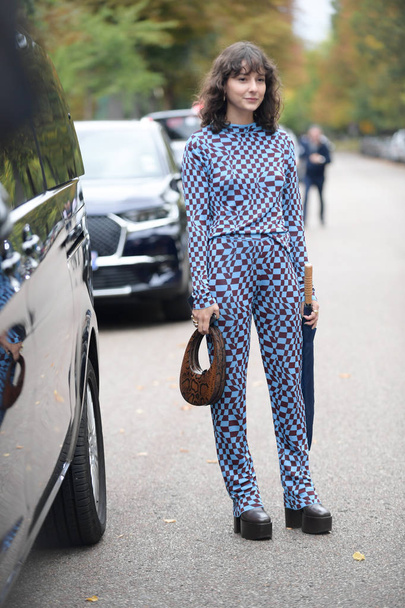 Alyssa Coscarelli poses for street snaps during the Marine Serre Womenswear Spring/Summer 2020 show of the Paris Fashion Week in Paris, France, 24 September 2019. - Foto, immagini
