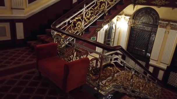 Bydgoszcz, Lengyelország - 2019. szeptember: Egy ősi szálloda előcsarnokának belseje. Lépcsők a szálloda halljában. - Felvétel, videó