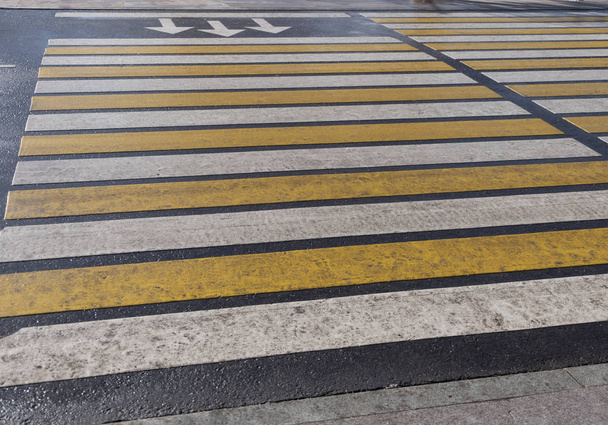シマウマ横断の明るい黄色と白のストライプ、歩行者横断歩道. - 写真・画像