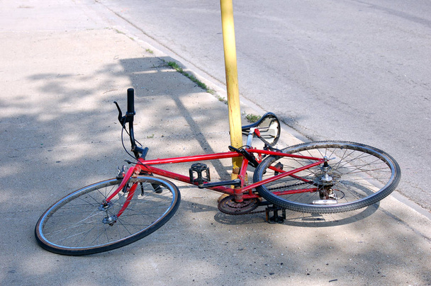 昼間の自転車ラックビュー。昼間の駐輪場  - 写真・画像