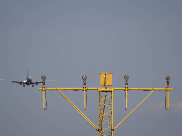 Літак летить на тлі блакитного неба
 - Фото, зображення