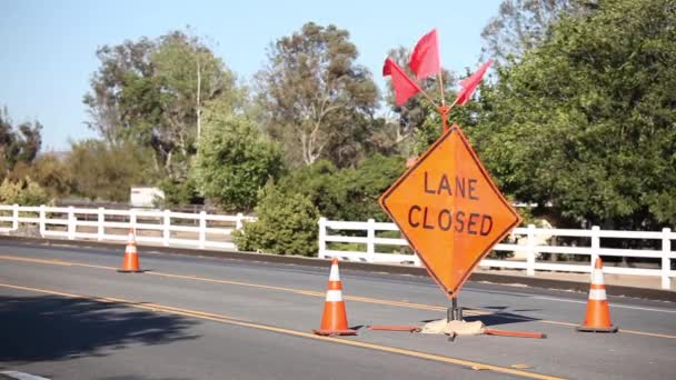 Замкнута смуга з помаранчевими прапорами та конусами на дорозі - Кадри, відео