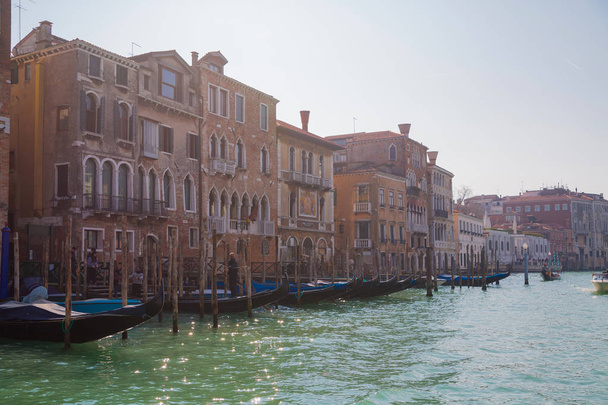 ヴェネツィア,イタリア- 2019年3月24日:明け方の運河の眺め。ヴェネツィア、イタリア. - 写真・画像