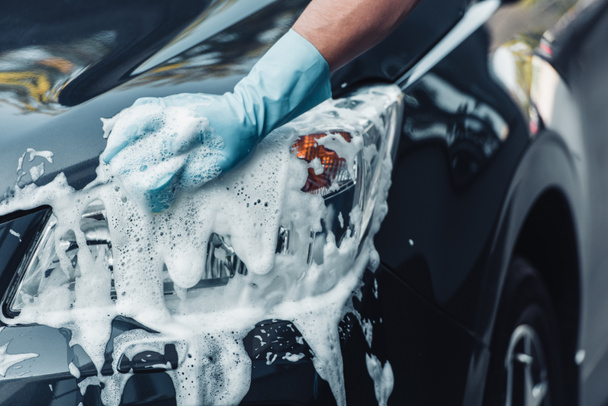 visão parcial do carro limpador de lavagem de carro com esponja e detergente
 - Foto, Imagem