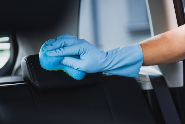 visão parcial do limpador de carro limpando o assento do carro com esponja
 - Foto, Imagem