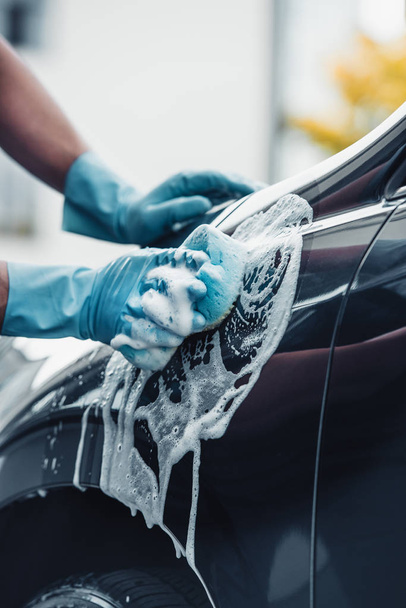 rajattu näkymä auton puhtaampaa pesu auton sienellä ja pesuaineella
 - Valokuva, kuva