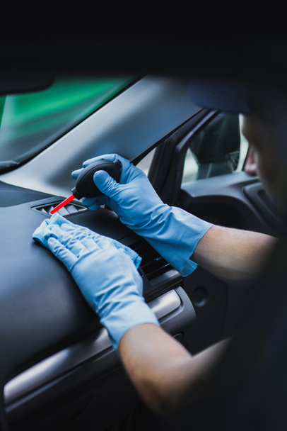 селективная направленность вентиляционной решетки автомобильного очистителя с резиновым воздуходувом
 - Фото, изображение