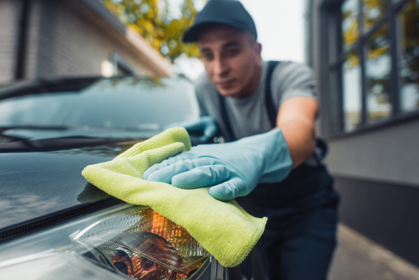 селективная направленность чистящего средства для автомобиля полировки фары с тряпкой
 - Фото, изображение