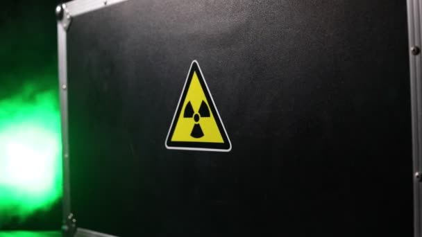 radioaktív jel a fekete dobozon - Felvétel, videó