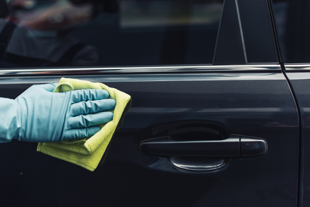 vista recortada del limpiador de coches limpiando la puerta del coche con trapo
 - Foto, imagen