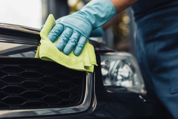 cropped view of car cleaner wiping radiator grille with rag - Photo, Image