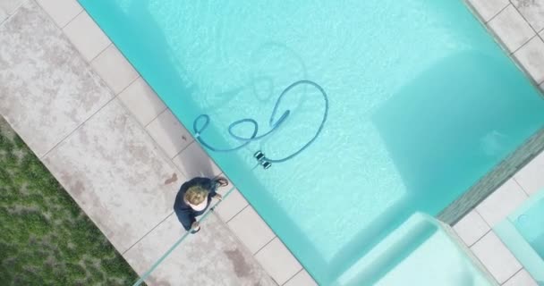 Freiluftantenne von Frau saugt Schwimmbad - Filmmaterial, Video
