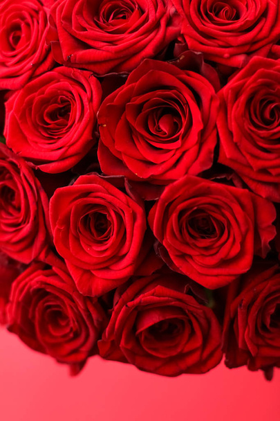 Gourmet luxe boeket van rode rozen, bloemen in bloei als Flora - Foto, afbeelding