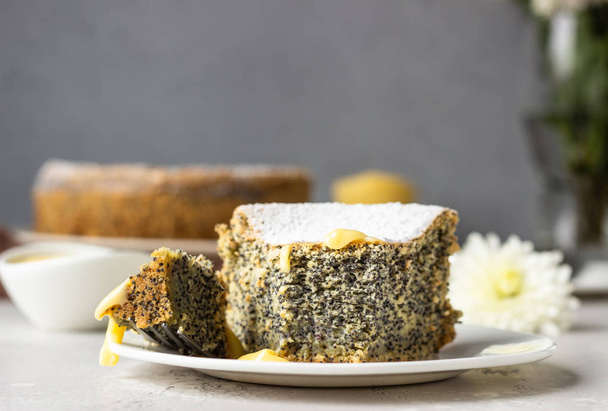 Piece of poppy seed cake with powdered sugar, custard and a cup of coffee. Traditional Polish poppy seed cake  Makovnik. Delicious breakfast or dessert.  - Foto, immagini