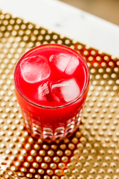 Склянка червоного коктейлю з льодом, розкішна барна вечірка
 - Фото, зображення