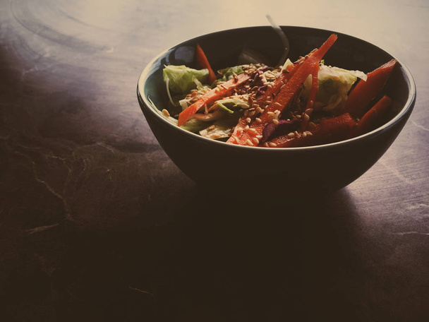 Vegetariano ensalada de verduras asiático servido en un tazón en re japonés
 - Foto, imagen