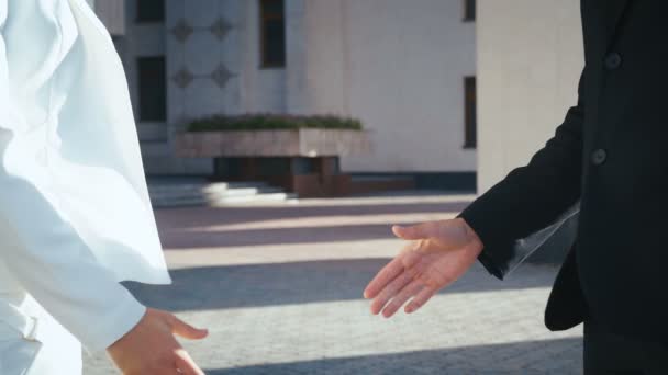 ビジネスマンはビジネスマンの同僚と握手し、ビジネス人は握手を閉じる。握手をする人. - 映像、動画