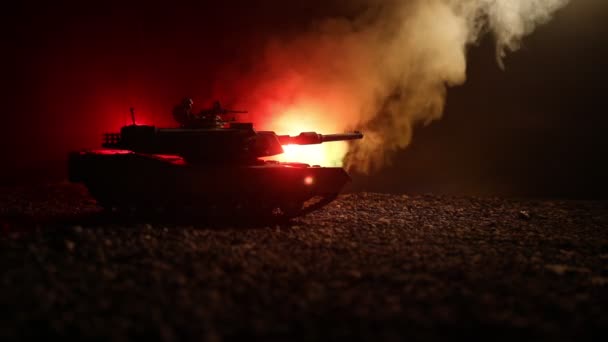 Πολεμική ιδέα. Στρατιωτικές σιλουέτες αγωνίζονται σκηνή στον πόλεμο ομίχλη ουρανό φόντο, παγκόσμιος πόλεμος Γερμανικά άρματα φιγούρες κάτω από συννεφιασμένο ορίζοντα τη νύχτα. Σκηνή επίθεσης. Τεθωρακισμένα οχήματα και πεζικό. - Πλάνα, βίντεο
