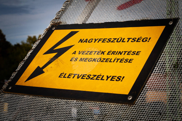 Varovná značka vysokého napětí na maďarských železnicích - Fotografie, Obrázek