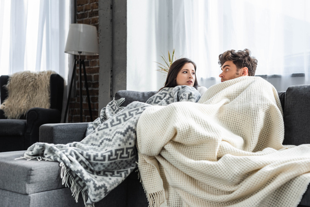 ελκυστική φίλη και ο φίλος καλύπτονται με blankest και αίσθημα κρύου   - Φωτογραφία, εικόνα